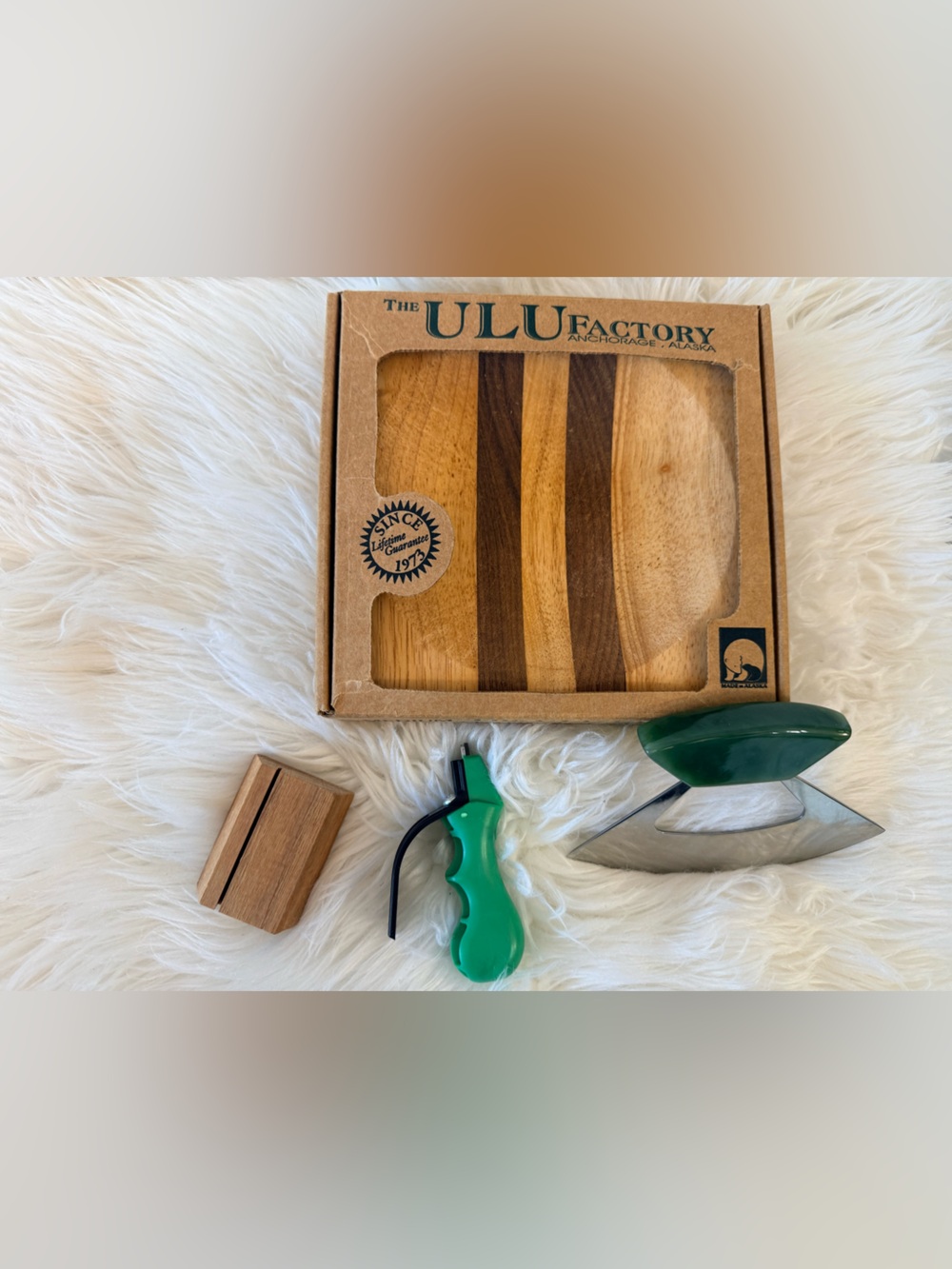 • Alaska The Ulu Factory Chopping Bowl with Jade Knife